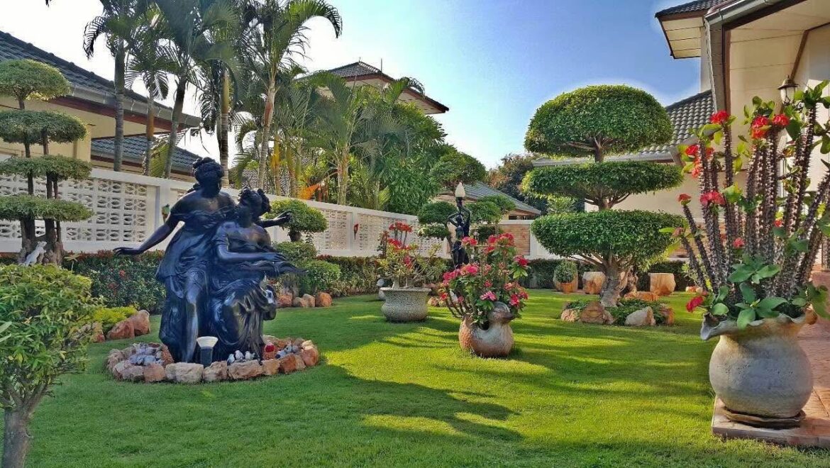 Stunning Hua Hin luxury villa garden.