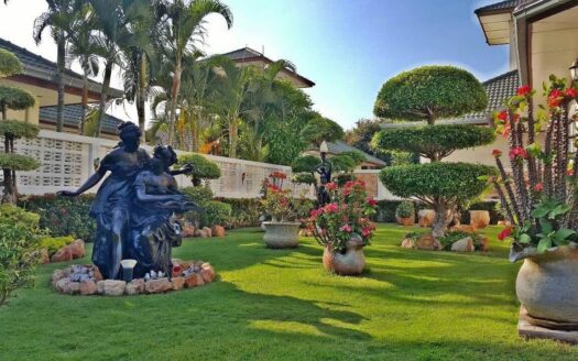 Stunning Hua Hin luxury villa garden.